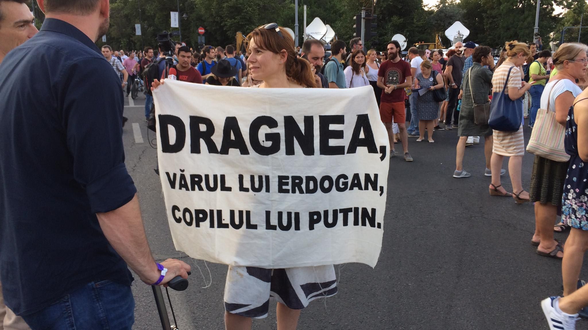 Protest in Piata Victoriei. Mii de oameni scandeaza si cer anticipate - FOTO