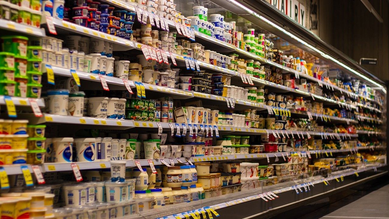 Îmbrăcămintea și bijuteriile, produse ”neesențiale”, vor fi interzise în supermarketurile din Franța