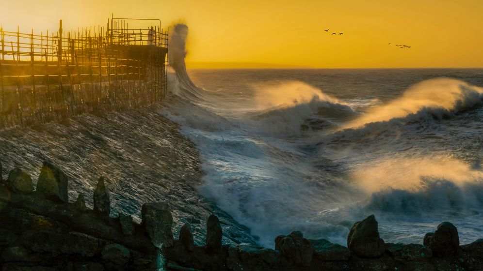 Autoritățile britanice: Renunțați la selfie-urile cu furtuna!