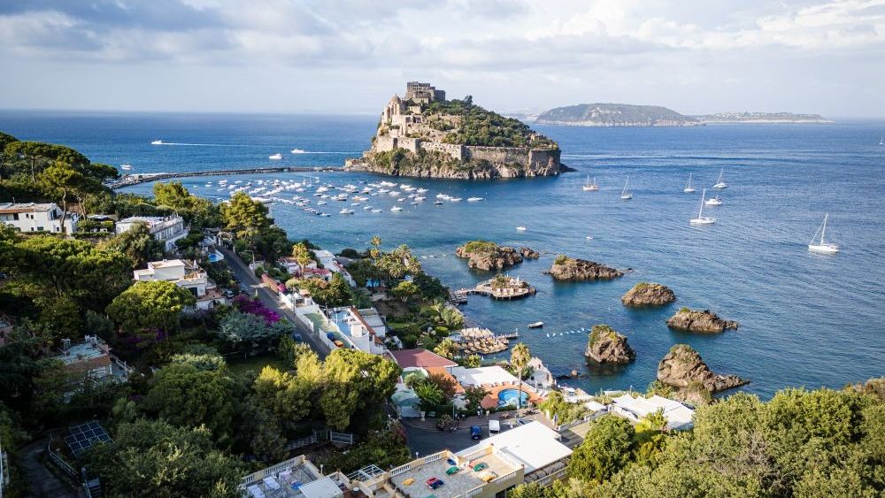 Vara concediilor ieftine: Cât costă o vacanță în Lesbos, Skiathos sau Ischia din Grecia