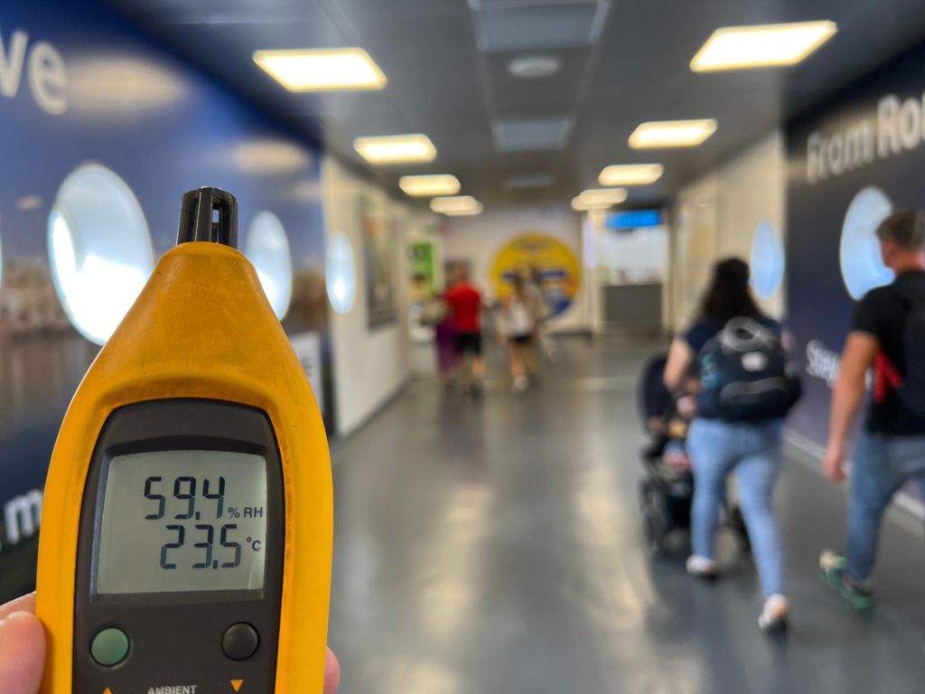 GALERIE FOTO: Se respiră din nou pe Aeroportul Henri Coandă. Sistemele de aer condiționat au fost - Imagine 3
