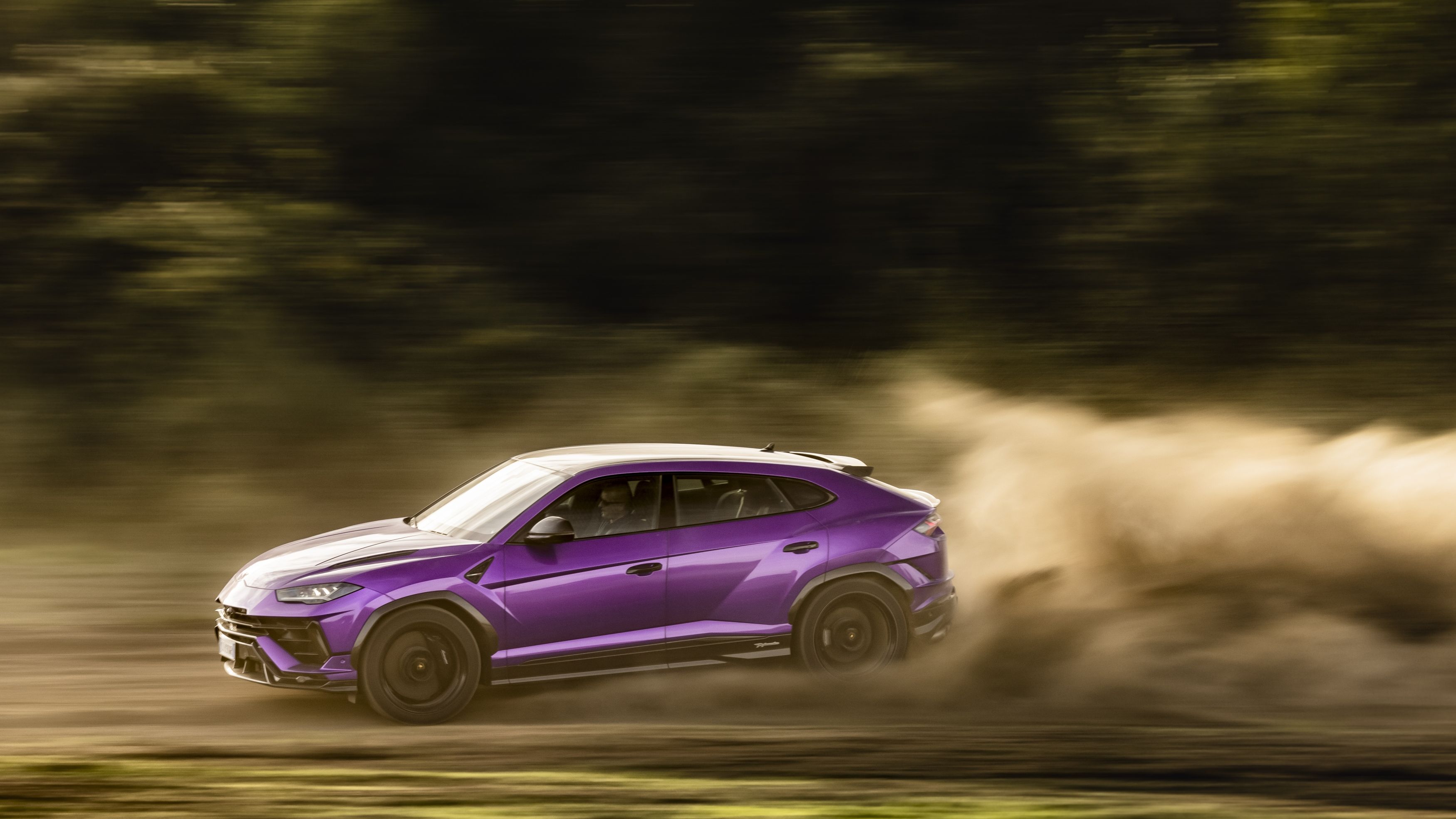 Bogații lumii fug la adăpost: Capota SUV-ului Lamborghini Urus s-ar putea desprinde la peste 150 km/h