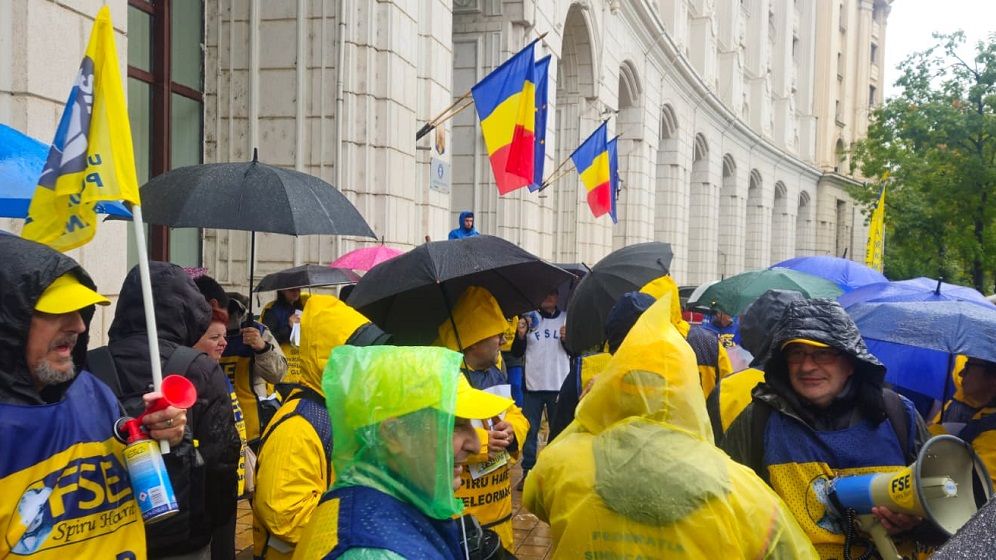 Profesorii protestează sub codul roșu de ploi, în fața Ministerului Finanțelor. „E o continuare a bătăii de joc la adresa salariaţilor din învăţământ”