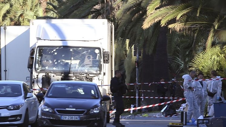 Angela Merkel sustine ca atacul de la Nisa este o "crima in masa"