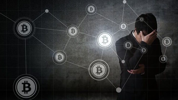 Bitcoin atinge un nou maxim istoric. Un IT-ist si-a vandut casa si bunurile pentru a cumpara monede, acum sta in camping si asteapta "boom-ul"