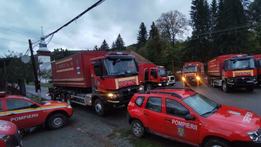 Oamenii din Roșia Montană, evacuați după ce s-a spart o parte din digul unui lac de acumulare