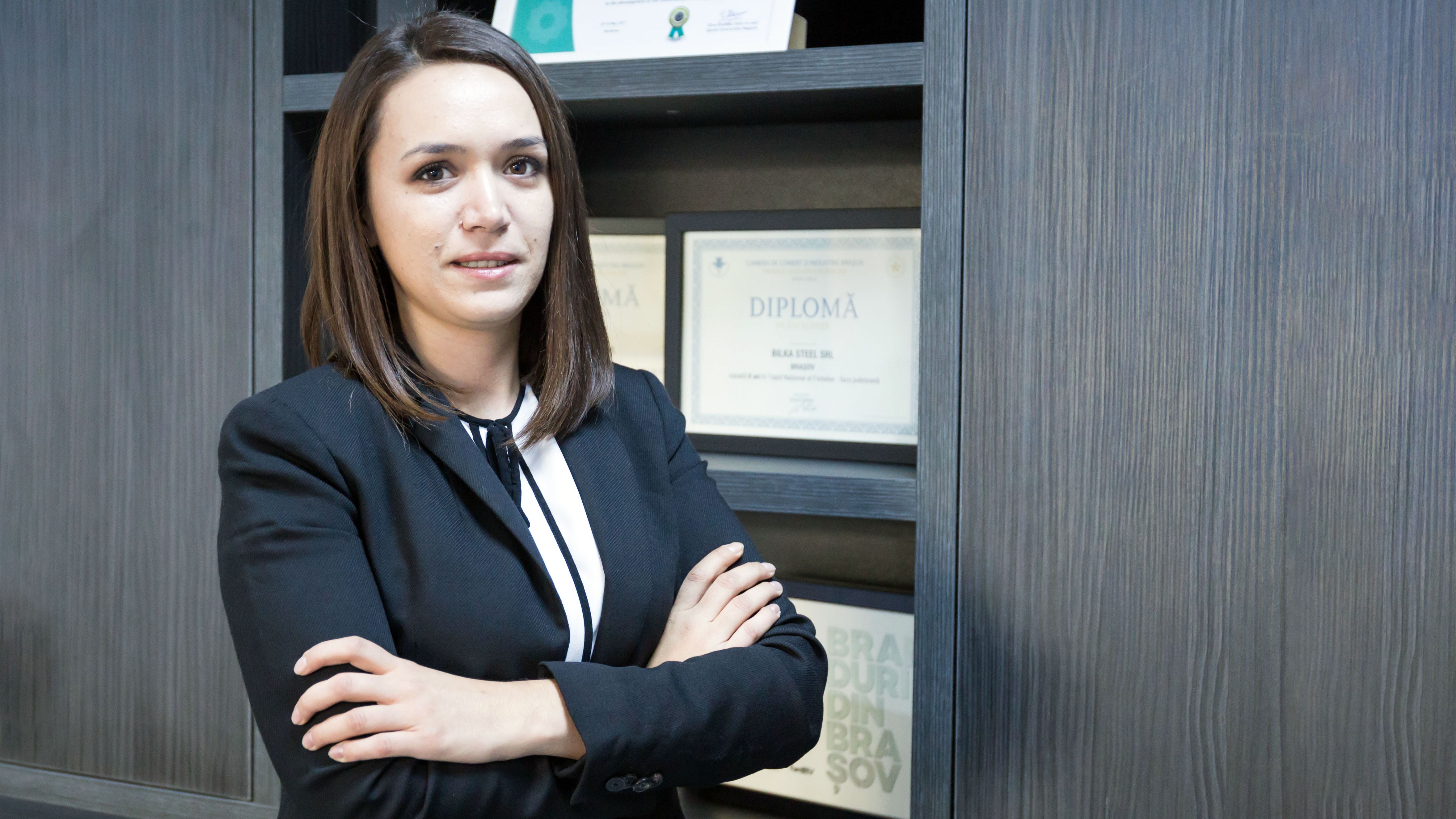 Tanara de 27 de ani care gestioneaza bugetul de peste 1 mil. euro al celui mai mare producator de acoperisuri din Romania