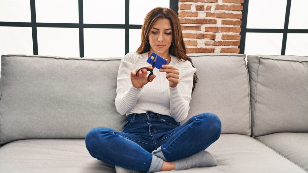 Nu-ți dă banca împrumut fiindcă ai card de credit? Specialist: nu îl închide, e mai bine să îi diminuezi limita