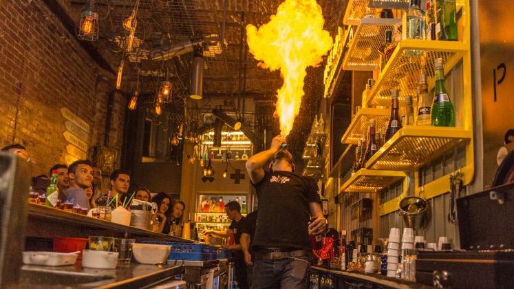 Romanul care a facut primul bar din lume cu shoturi si muraturi pentru reabilitarea clientilor