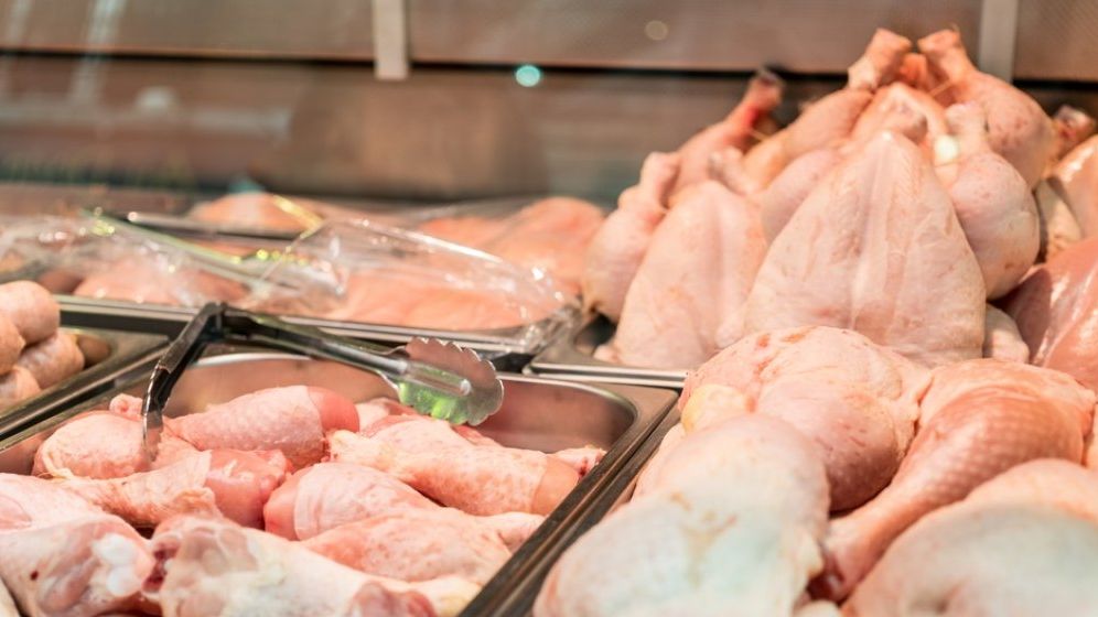 ANPC a aplicat amenzi de 45.000 de lei după ce a găsit pui Salmonella la mai mulți producători și retaileri mari