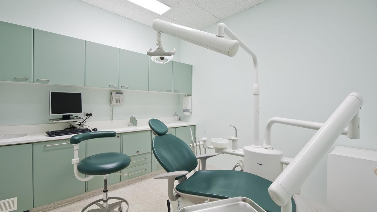 Românii au mers mai des la dentist în 2021. Dent Estet a înregistrat o cifră de afaceri de peste 100 de milioane de lei
