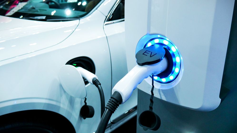 Trei prototipuri de mașini electrice, lansate de compania care asamblează telefoanele iPhone