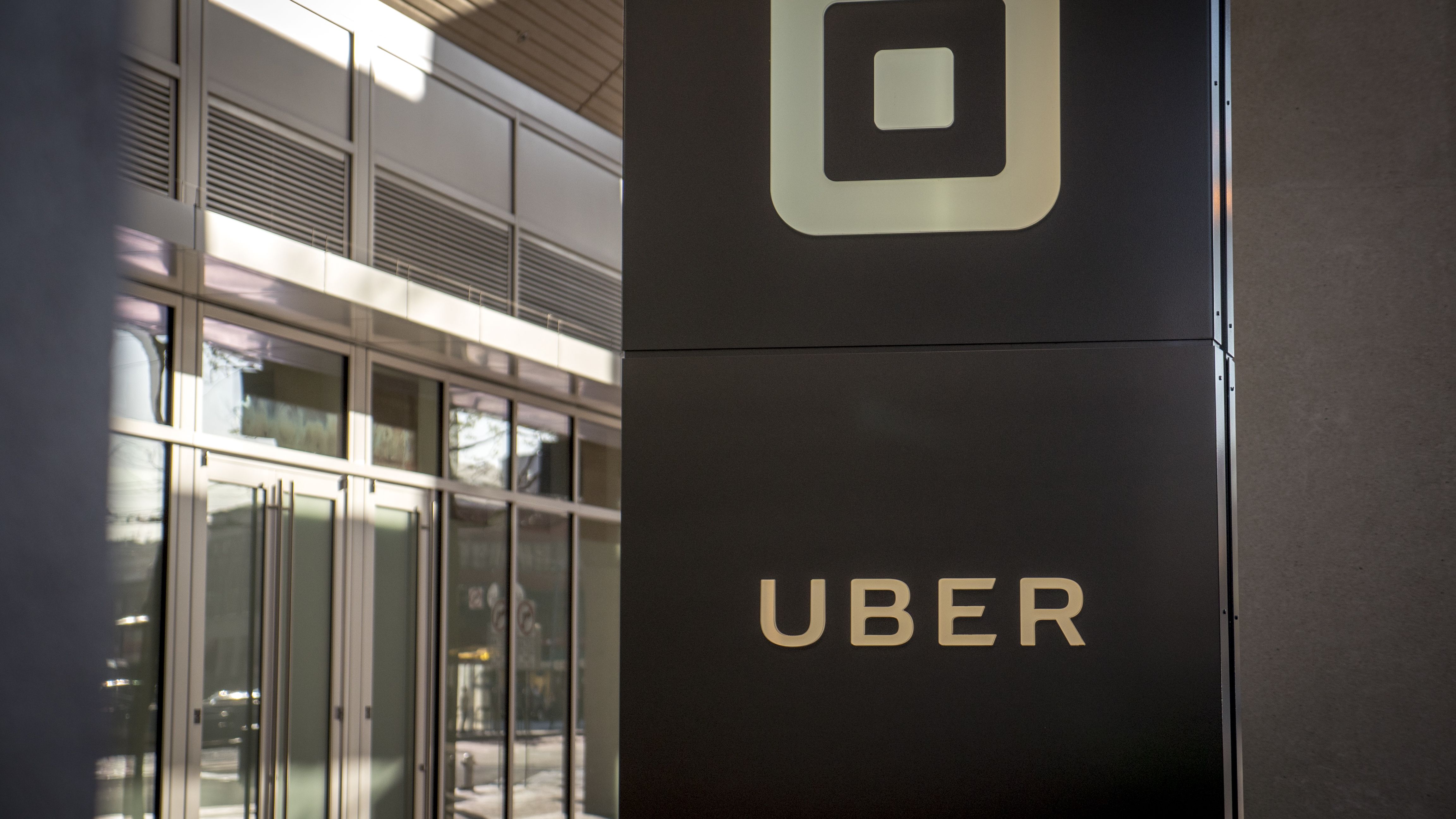 Uber va renunţa la 14% dintre angajaţi din cauza coronavirusului