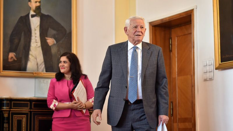 Peste 100.000 de semnaturi stranse pentru demisia lui Melescanu vor fi depuse la Senat