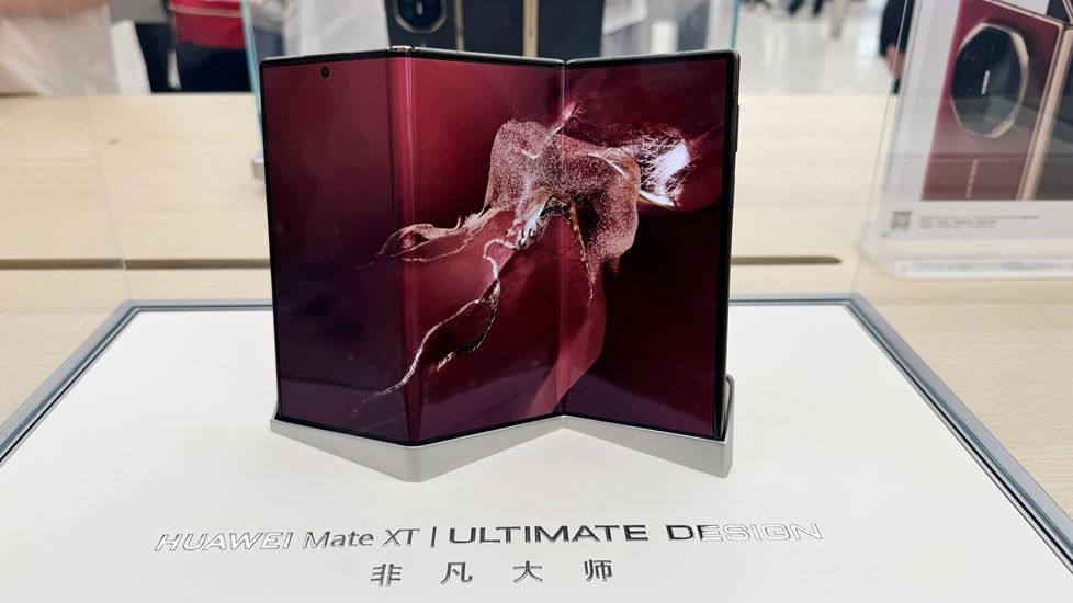 Huawei Mate XT, telefonul ”tri-fold”, a fost lansat internațional. Ce preț va avea, ce specificații are și când va fi disponibil