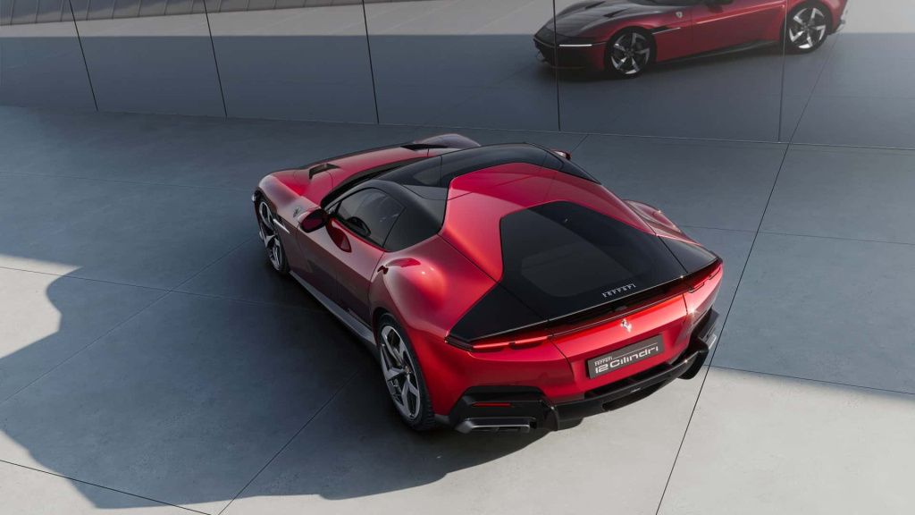 GALERIE FOTO | Ferrari a lansat un nou supercar cu motor V12 - Imagine 16