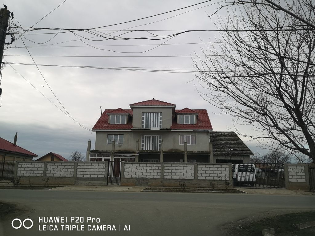 FOTO | Vilă la jumătate de oră de Mamaia, scoasă la licitație de executori: preț de pornire - - Imagine 2