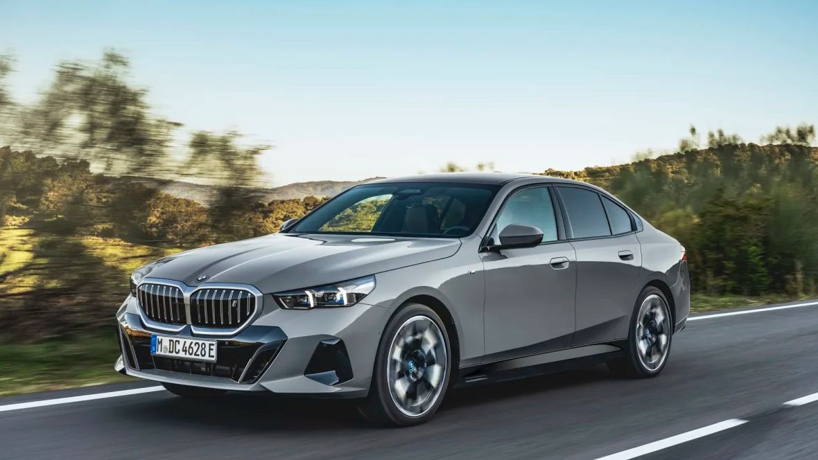 Noului BMW Seria 5 nu îi este frică să se uite în ochii tăi: Mașina schimbă banda după privirea șoferului