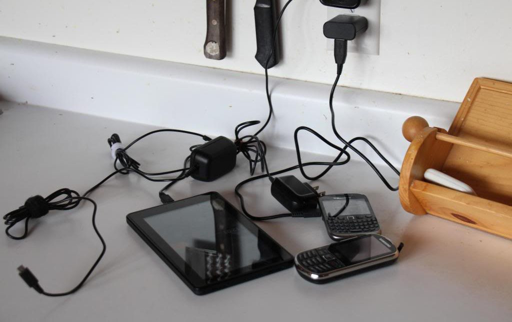 Românii au sertarele pline de telefoane și cabluri vechi. 92% le-ar recicla dacă ar fi la fel de simplu ca returul unui colet
