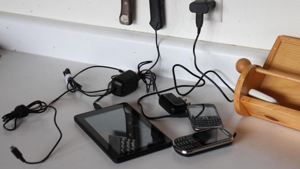 Cata electricitate consumi cand lasi incarcatorul de la telefon in priza