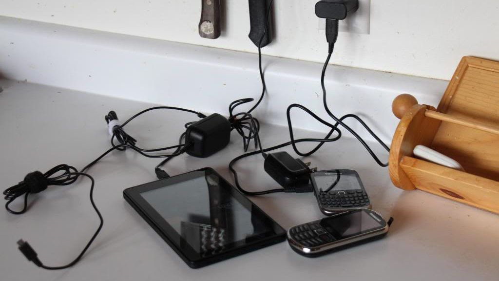 Românii au sertarele pline de telefoane și cabluri vechi. 92% le-ar recicla dacă ar fi la fel de simplu ca returul unui colet