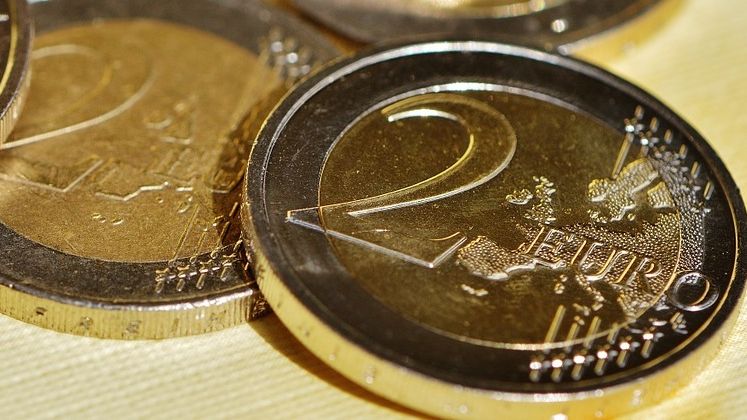 Cursul euro/leu creste la 4,5366 lei/euro, dar leul pierde teren puternic fata de dolar si urca in raport cu lira sterlina