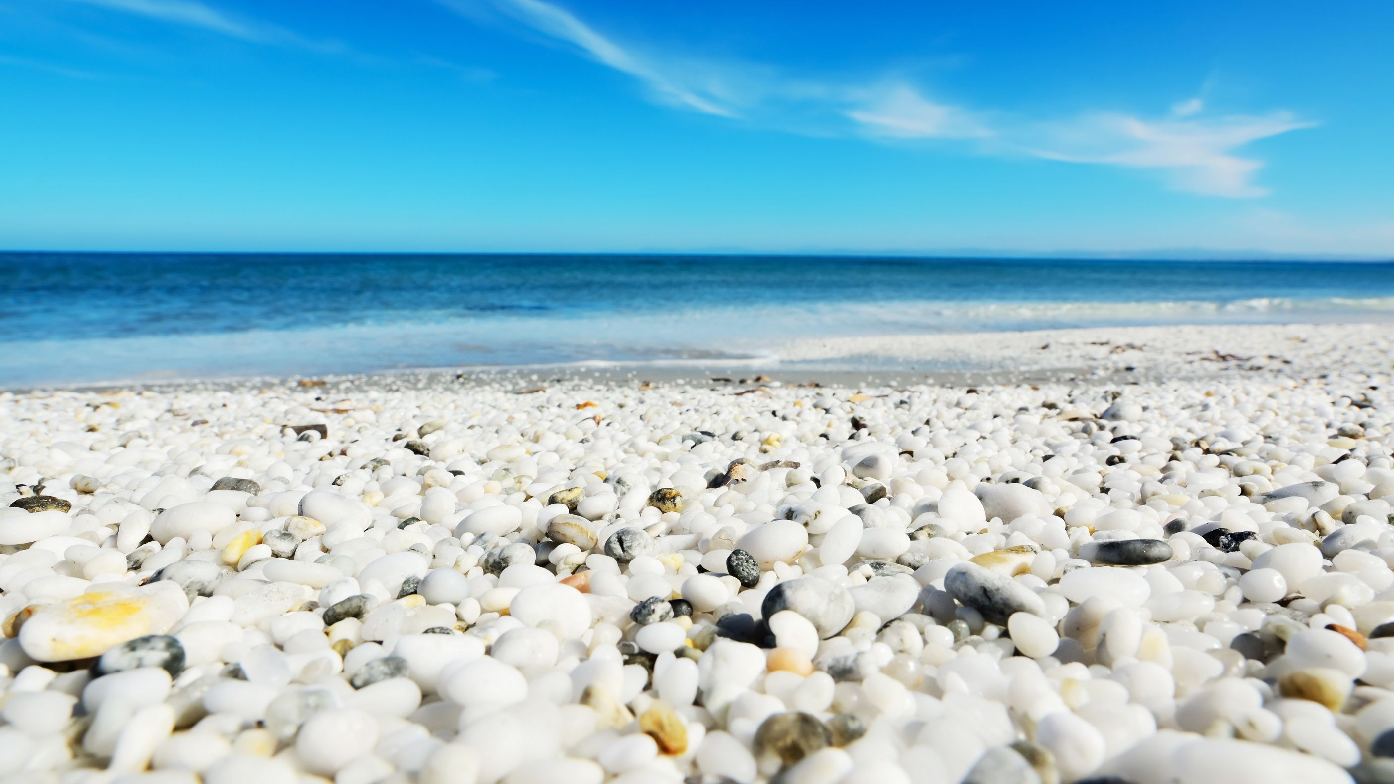 Un francez a fost arestat după ce a furat 41 kg de pietricele de pe o plajă din Sardinia