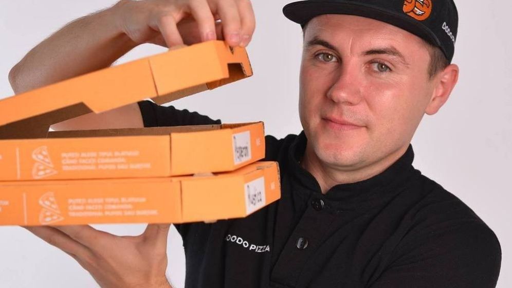 COVID-19 | Rețeaua de pizzerii Dodo Pizza livrează măști de protecție pentru clienții săi