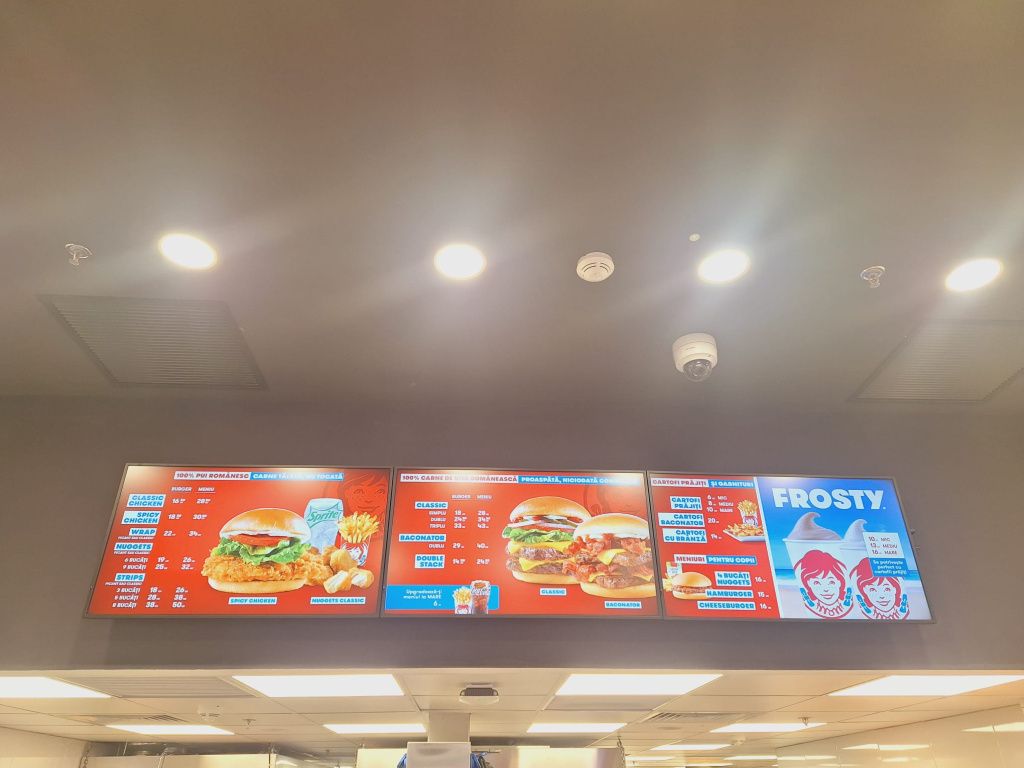 Galerie FOTO S-a deschis primul Wendy's din București: clienții s-au pus la coadă cu o oră înai - Imagine 1