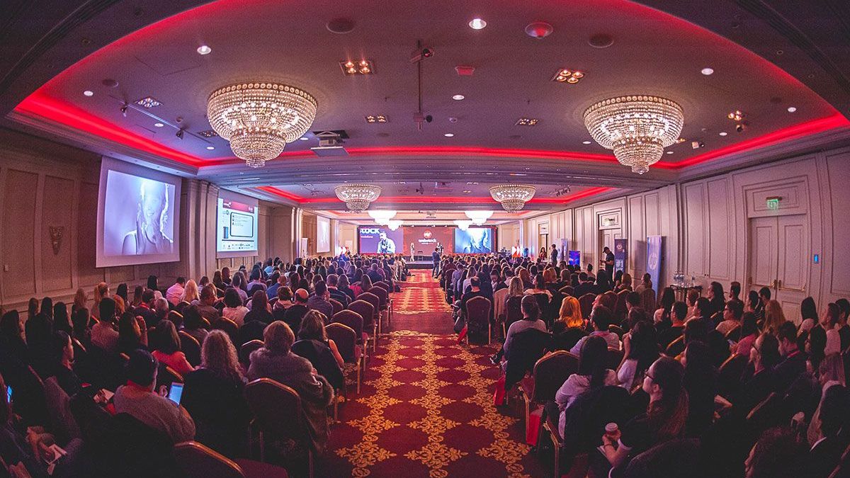 Pasionații de social media se întâlnesc la Webstock 2022!