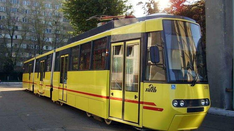 Un tramvai a luat foc in zona AFI Cotroceni din Capitala. Cinci persoane au ajuns la spital