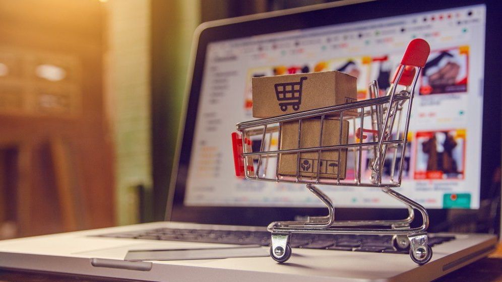 Românii cumpără online din ce în ce mai mult. Hainele, încălțămintea și electronicele sunt cele mai populare produse