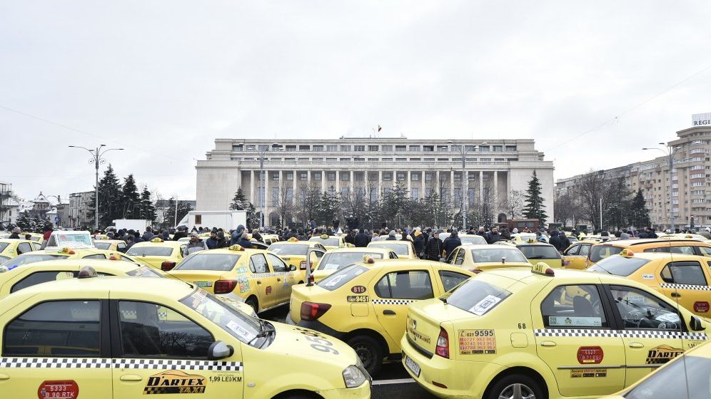 Disperare, resemnare si furie intre taximetristi: Trebuie sa protestam!