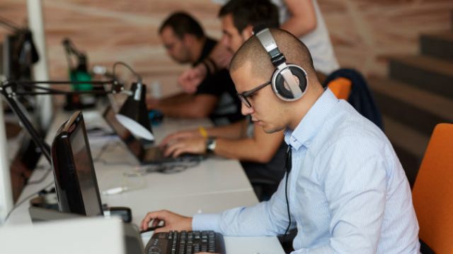 Care sunt domeniile in care angajatii romani castiga peste 1.000 de euro net lunar