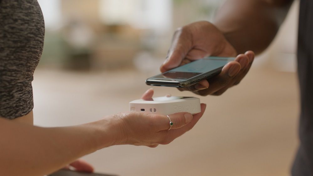 Revolut și-a lansat propriul „mini-POS”: Comercianții pot să folosească de acum terminalul fintech-ului