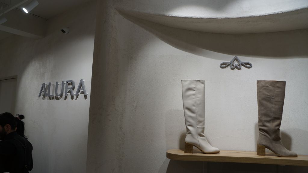 Brandul românesc de încălțăminte Alura și-a deschis showroom în București. Fondatoare: Ne-am - Imagine 6