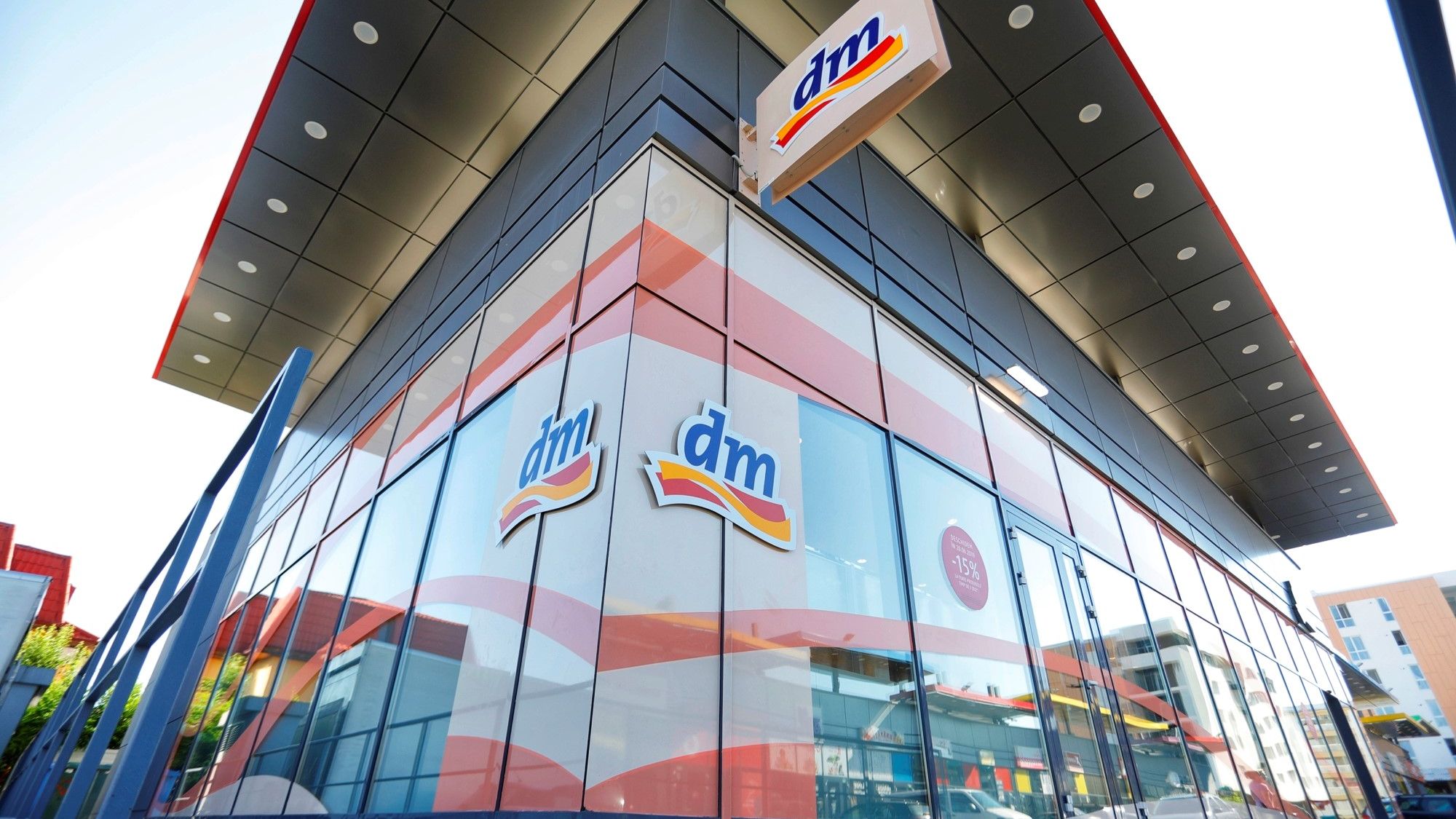 Retailerul german dm drogerie markt simte in Romania criza fortei de munca: este dificil sa gaseasca casieri in Timisoara si Bucuresti