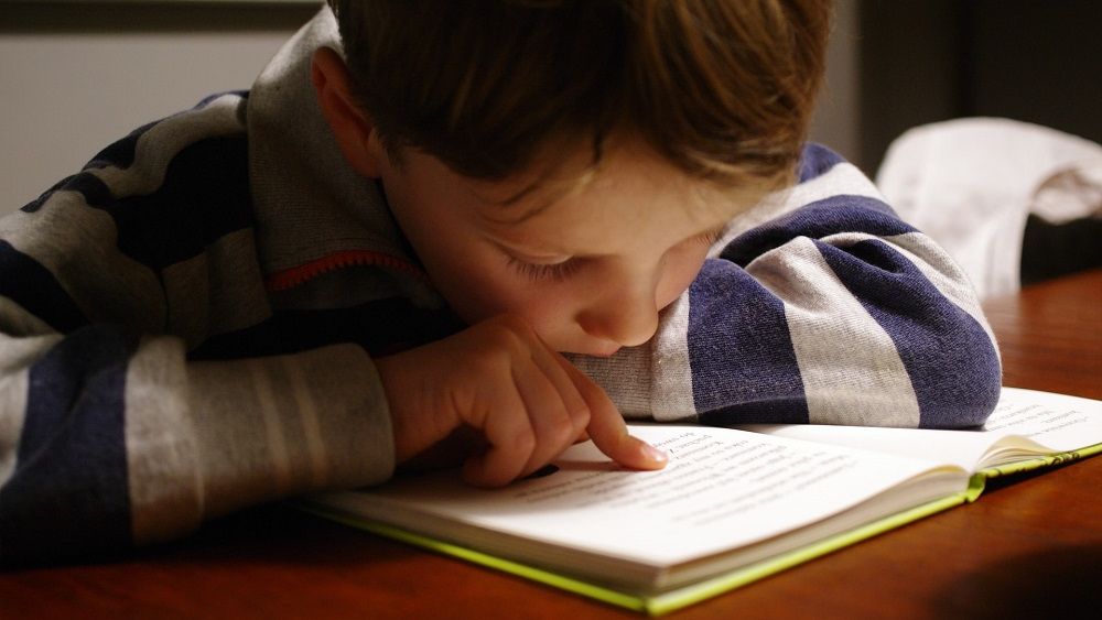 De ce rămân în urmă cu școala elevii de la sate? Tranziția lor către liceu e grea sau inexistentă