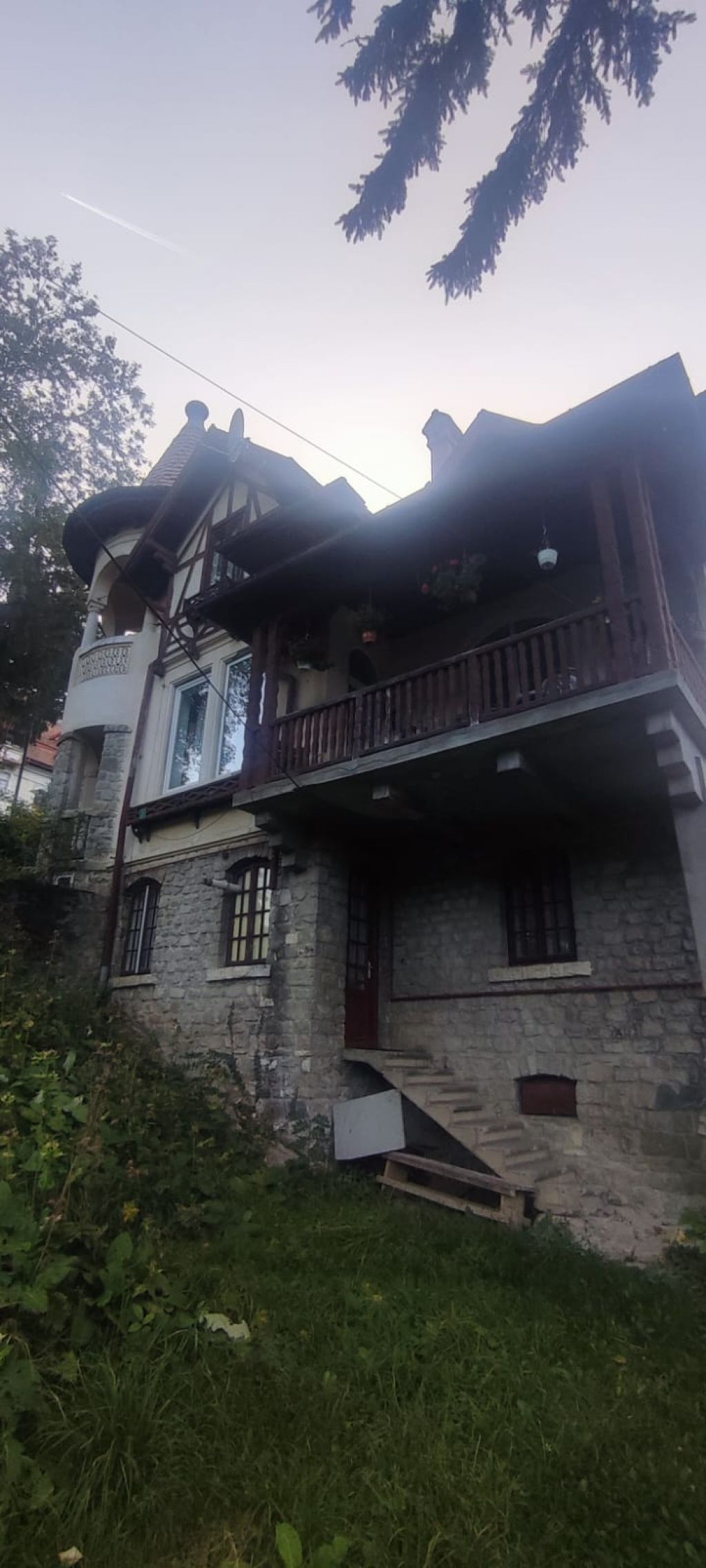 FOTO: Cum arată conacul confiscat de la nepotul lui Carol al II-lea. ANAF îl ieftinește cu 25% - Imagine 3