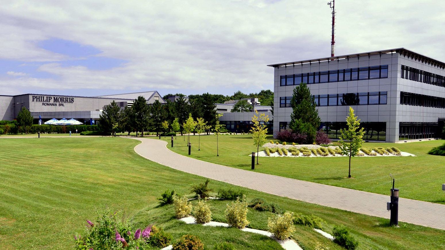 Producătorul de tutun Philip Morris continuă activitatea la fabrica din Otopeni. Angajații vulnerabili care nu pot lucra de acasă au concediu plătit integral
