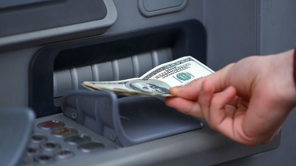 Un american a jefuit o bancă apoi a depus banii la cel mai apropiat bancomat