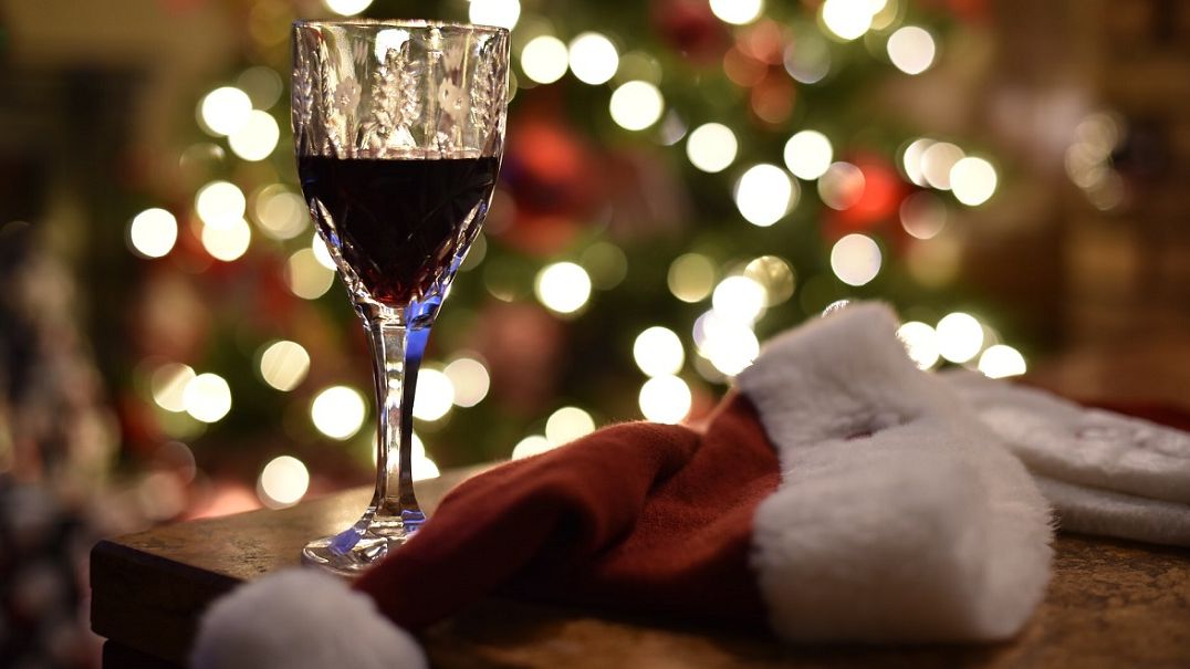 Ce bem și cum bem la masa de Crăciun. Sfaturi de la un expert pentru a te bucura de vin fără mahmureală