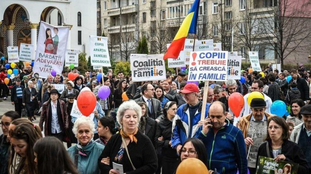 Politico, despre referendumul din Romania: "Guvernul spera ca o sa faca oamenii sa uite esecurile sale"