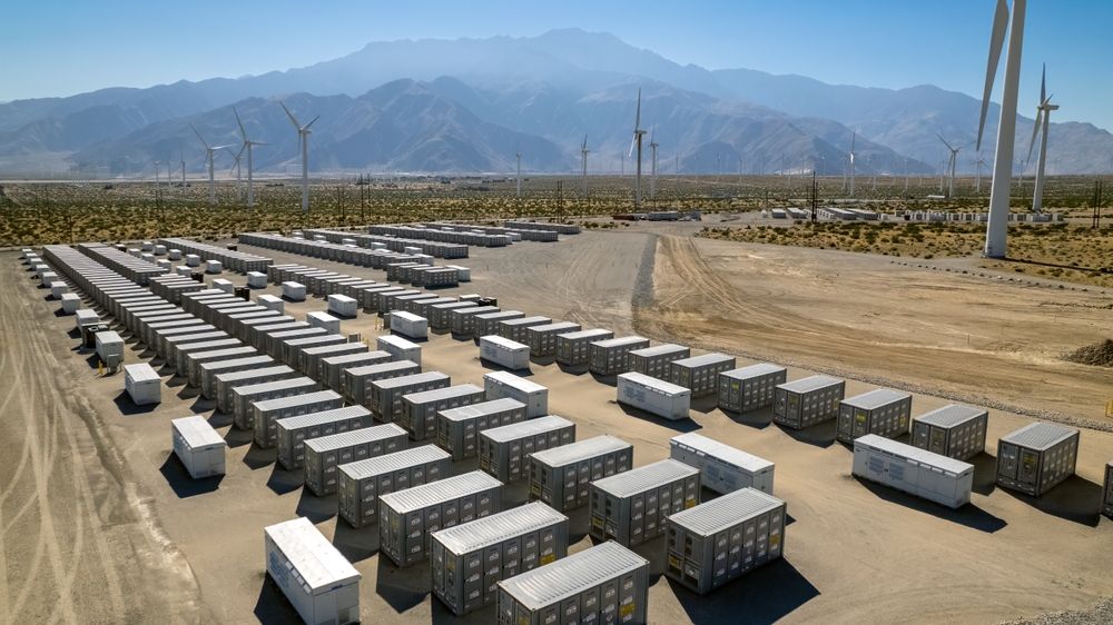 Tesla va livra baterii în România. Ce presupune planul agreat cu BERD