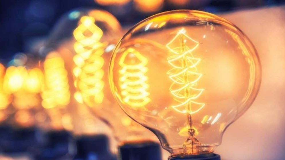Crește prețul energiei? Cât costă acum un contract nou și ce trebuie să verifice consumatorii