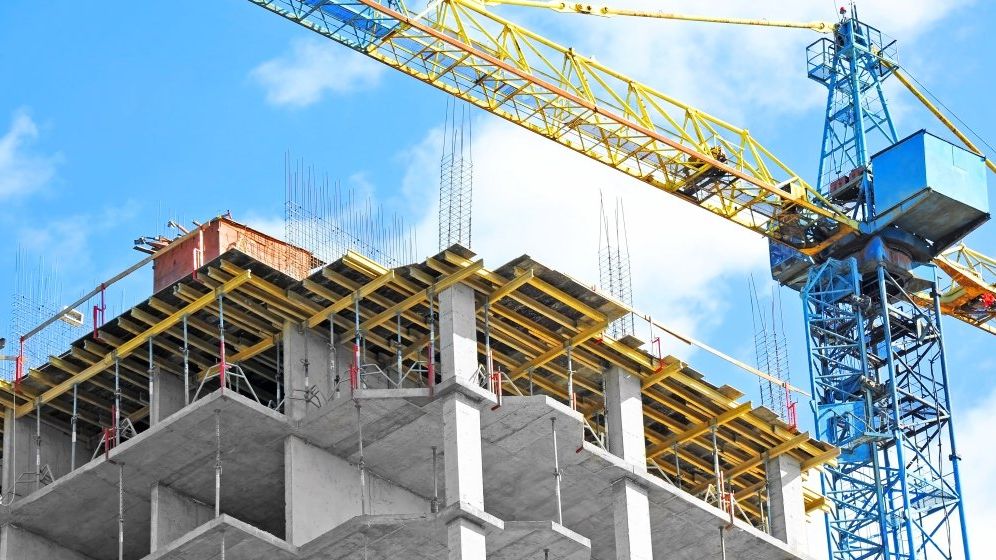 Nicuşor Dan: Tribunalul Bucureşti a suspendat autorizaţia de construire emisă pe malul Lacului Floreasca