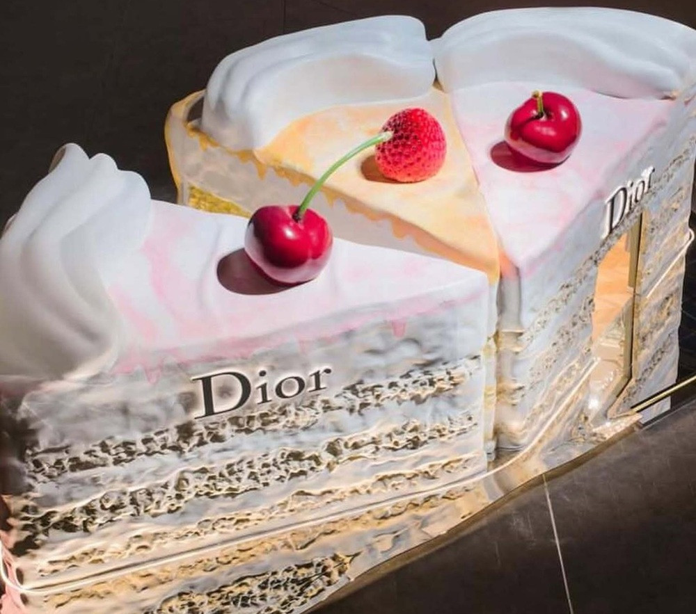 FOTO | Magazinul de lux care arată ca o felie uriașă de tort. Unde îl găsești