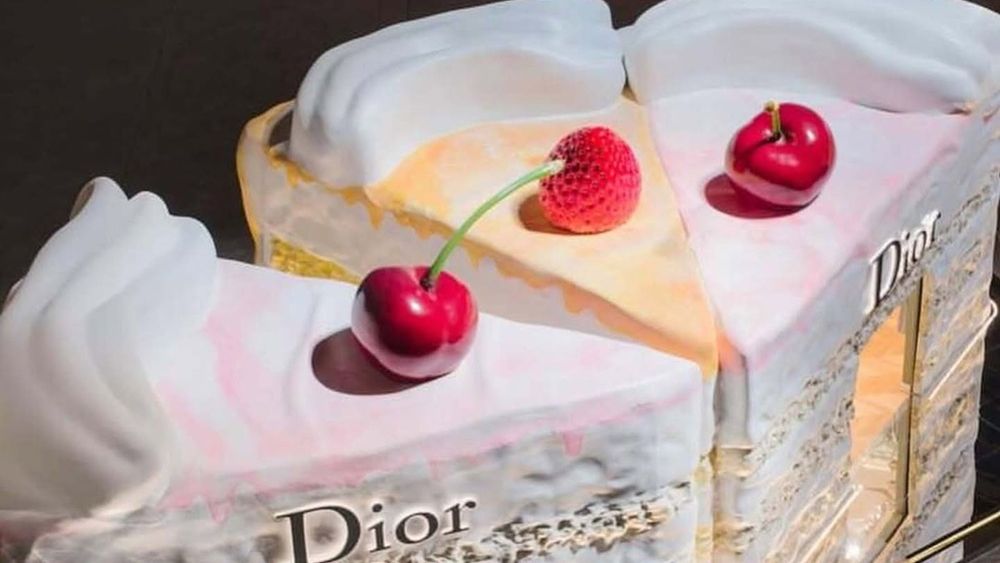 FOTO | Magazinul de lux care arată ca o felie uriașă de tort. Unde îl găsești