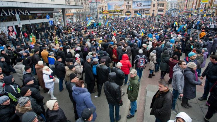 Scriitori, cineasti, muzicieni, profesori ies in strada de 11 zile: "Exista o lupta intre oamenii cinstiti si hoti"