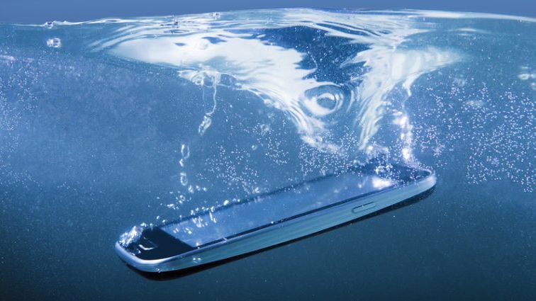Smartphone-uri rezistente la apa: cinci modele pe care le poti achizitiona la reducere